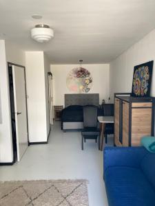 a living room with a blue couch and a bed at Sheepyhead in Dordrecht