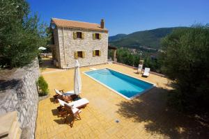Bazén v ubytování Pilikas Luxury Villas nebo v jeho okolí