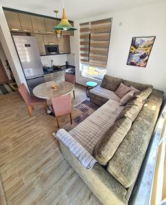 a living room with a couch and a table at Lasta Apartman Sokobanja in Soko Banja