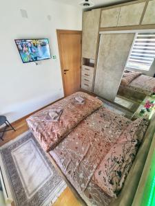 a bedroom with two beds in a room at Lasta Apartman Sokobanja in Soko Banja