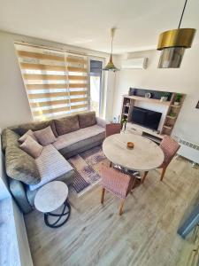 a living room with a couch and a table at Lasta Apartman Sokobanja in Soko Banja