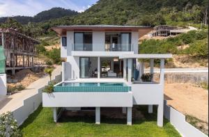 a house on the beach with a swimming pool at 030vollsamui in Ban Bang Po