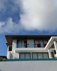 a person looking out of a window of a house at 030vollsamui in Ban Bang Po
