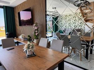 a dining room with a wooden table and chairs at POKOJE GOŚCINNE U MIKOŁAJA in Pękanino