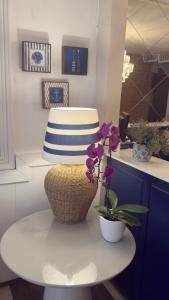 a table with a vase and a cake on it at Hotel da Praia in Vila Velha