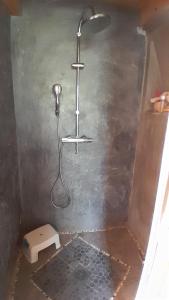 a shower with a shower head in a bathroom at Verdure, rivière et vue imprenable in Sallelles
