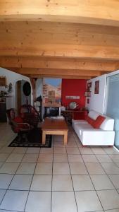 a living room with a white couch and a table at Verdure, rivière et vue imprenable in Sallelles