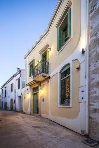 a building with a balcony on a street at MERAKI residence in Atsipopoulo