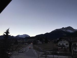Blick auf eine Straße mit Bergen im Hintergrund in der Unterkunft Millenniumhotel in Vigo di Fassa + 16 Fotos