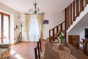 a living room with a table with a vase of flowers at Vecchia San Giovanni - YourPlace Abruzzo in Fossacesia