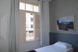 a bedroom with a bed and a window at B Hotel 888 hotéis - Próximo a Rodoviária e Praça Sete in Belo Horizonte
