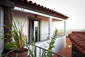 a balcony of a house with plants at Casa Pires Mateus in Monsanto