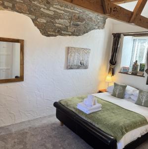 a bedroom with a bed in a room at Nuthatch Cottage in Cardinham