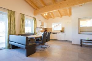 eine Küche mit einem Esstisch und Stühlen in der Unterkunft Alps 3000-1 in Umhausen