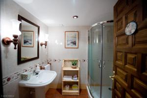 Un baño de Casa Rural Villa Calera