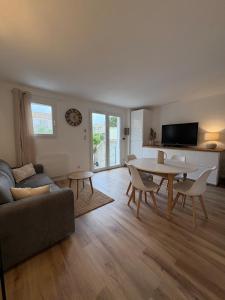 a living room with a couch and a table at Escales du Sud, Frontignan Plage in Frontignan +9 photos