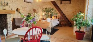 a room with a bed and a table with plants at location 24h du Mans in La Ferté-Bernard