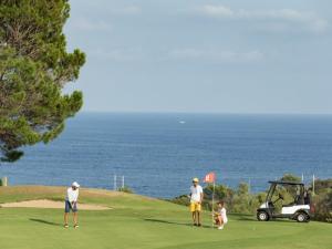 a group of people playing golf on a golf course at Magnifique vue mer - 2 pièces climatisé avec terrasse à Cap Estérel in Saint-Raphaël