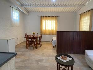a kitchen and dining room with a table and chairs at Loft no Sul de Minas in Baependi