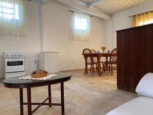 a kitchen and dining room with a table and chairs at Loft no Sul de Minas in Baependi