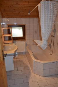 Ahrnbach的住宿－Bohrerhof，带浴缸和盥洗盆的浴室