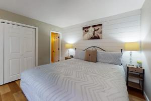 a bedroom with a large white bed in a room at Overlook Retreat, Apt. 3 in Branson