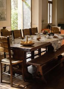 a large wooden table with chairs and a tableasteryasteryasteryasteryasteryasteryastery at La Maison Tataouine in Moux +37 photos