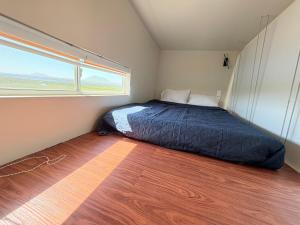a bedroom with a bed in a room with a window at Casa Guilligan By Los Naufragos in El Bateque