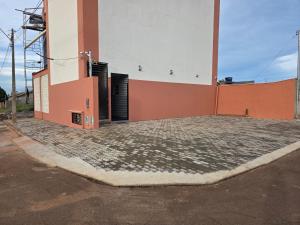 a building with a gate on the side of it at Apartamento Aconchegante 103 Palmeiras de Goiás in Palmeiras de Goiás