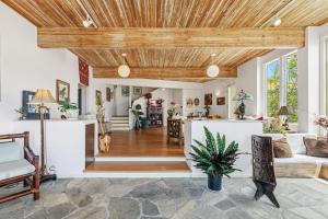 a living room with a wooden ceiling at Luana Inn in Captain Cook