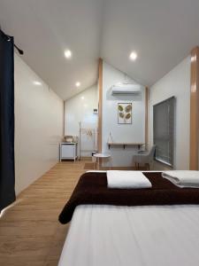 ein Schlafzimmer mit einem großen Bett und einem Schreibtisch in der Unterkunft JAYLA Resort in Sattahip