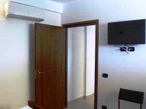 A television and/or entertainment centre at Oasi Tortuga Residence Piscina e barbecue h24