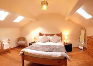 een slaapkamer met een groot bed in een kamer bij 2 Bed in Wrexham oc-26687 in Wynnstay