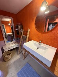 ein Badezimmer mit einem weißen Waschbecken und einem Spiegel in der Unterkunft View & Wine Room in Canelli + 55 Fotos