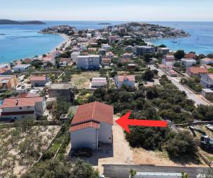 an aerial view of a house with a red arrow at Sevid Seaview Apartments in Sevid
