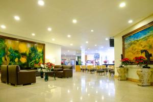 a lobby with couches and chairs and a large painting at Hotel Laffayette Ejecutivo in Guadalajara +51 photos