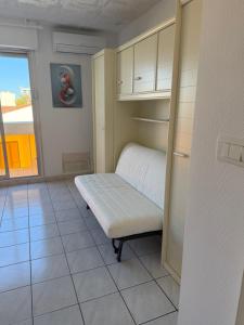 a room with a bench in a room with a window at Studio Horizon in Palavas-les-Flots