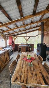 a large wooden table with chairs in a kitchen at Cabana Pinolera in Boga