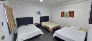 a room with two beds in a room at Apto cerca a Paseo Colon in Puerto La Cruz