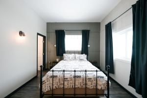 a bedroom with a bed and a window at The Haven Hostel in Thunder Bay +58 photos