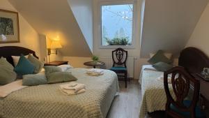 a bedroom with two beds and a window at Villa K2 in Karpacz