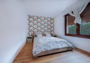 a bedroom with a bed and a window at The Ngatchou in Mestre