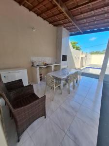 a kitchen and dining room with a table and chairs at Casa Lagoar in Jijoca de Jericoacoara