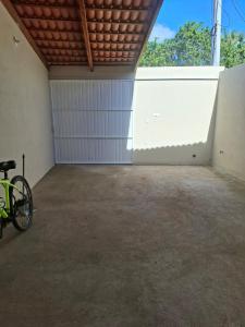 an empty garage with a bike parked in it at Casa Lagoar in Jijoca de Jericoacoara