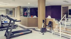 a gym with treadmills and ellipticals in a room at Flat no coração de Joinville in Joinville
