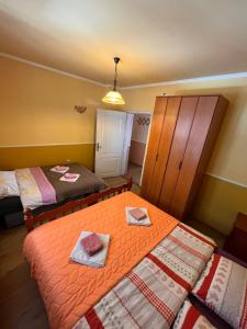 two beds in a room with two towels on them at Queen Apartmani in Soko Banja