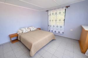 a bedroom with a bed and a window at Oasis terrenal Toconao in Toconao