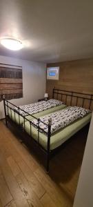 a bedroom with a large bed in a room at de bron in Beringen
