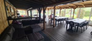 a covered deck with tables and chairs in a restaurant at de bron in Beringen