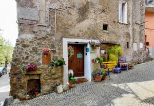 an old stone building with a door and a fireplace at Casa vacanza La Mia Casetta Sutri Centro Storico in Sutri
